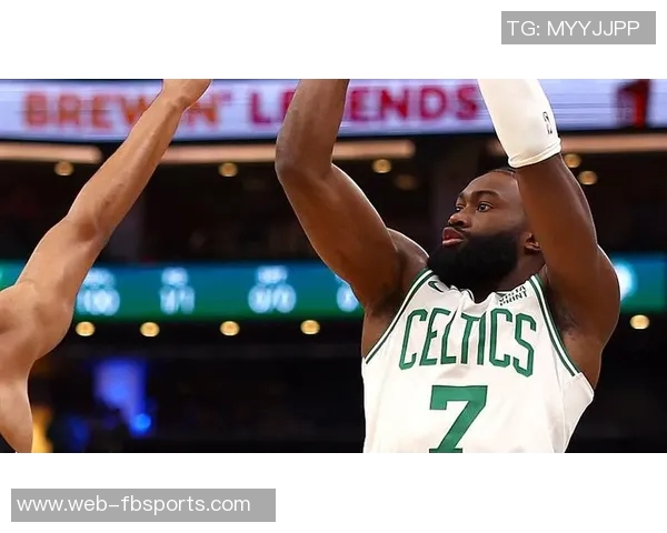 杰伦布朗半场表现低迷13投仅4中三分球失准失误频繁正负值惨淡10